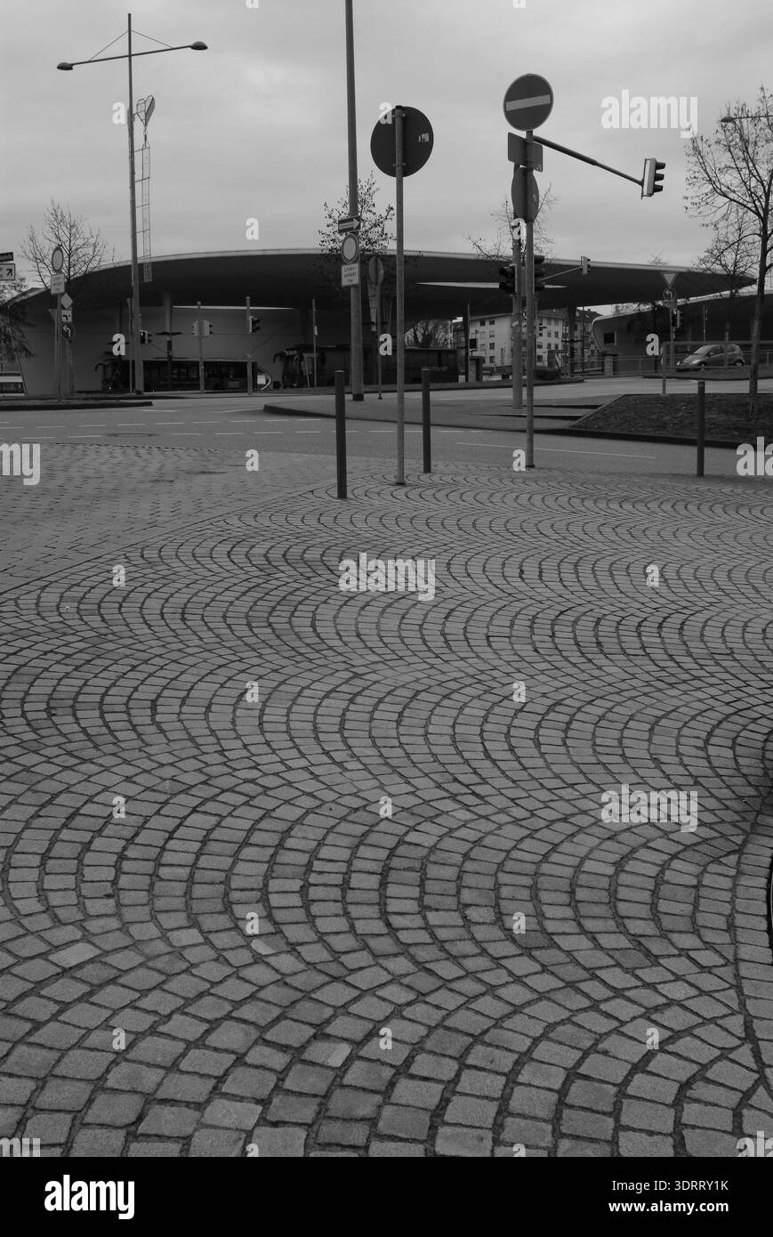 Pforzheim Germania 19 febbraio 2026 viale vuoto con moderno blocco uffici e ampie corsie, atmosfera tranquilla mattutina, facciate in vetro e silenziose Foto Stock