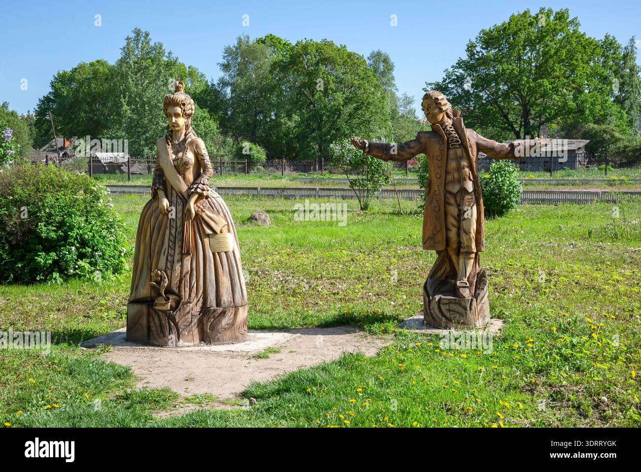 CHEREPOVETS, RUSSIA - 29 MAGGIO 2025: Composizione scultorea "la volontà dell'imperatrice" nella tenuta di Galsky, Cherepovets, regione di Vologda Foto Stock