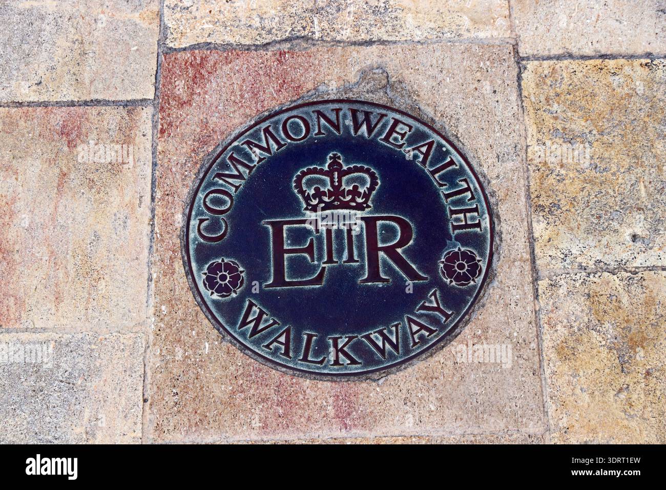 Placca a pavimento posta nel Commonwealth Walkway, la Valletta Foto Stock