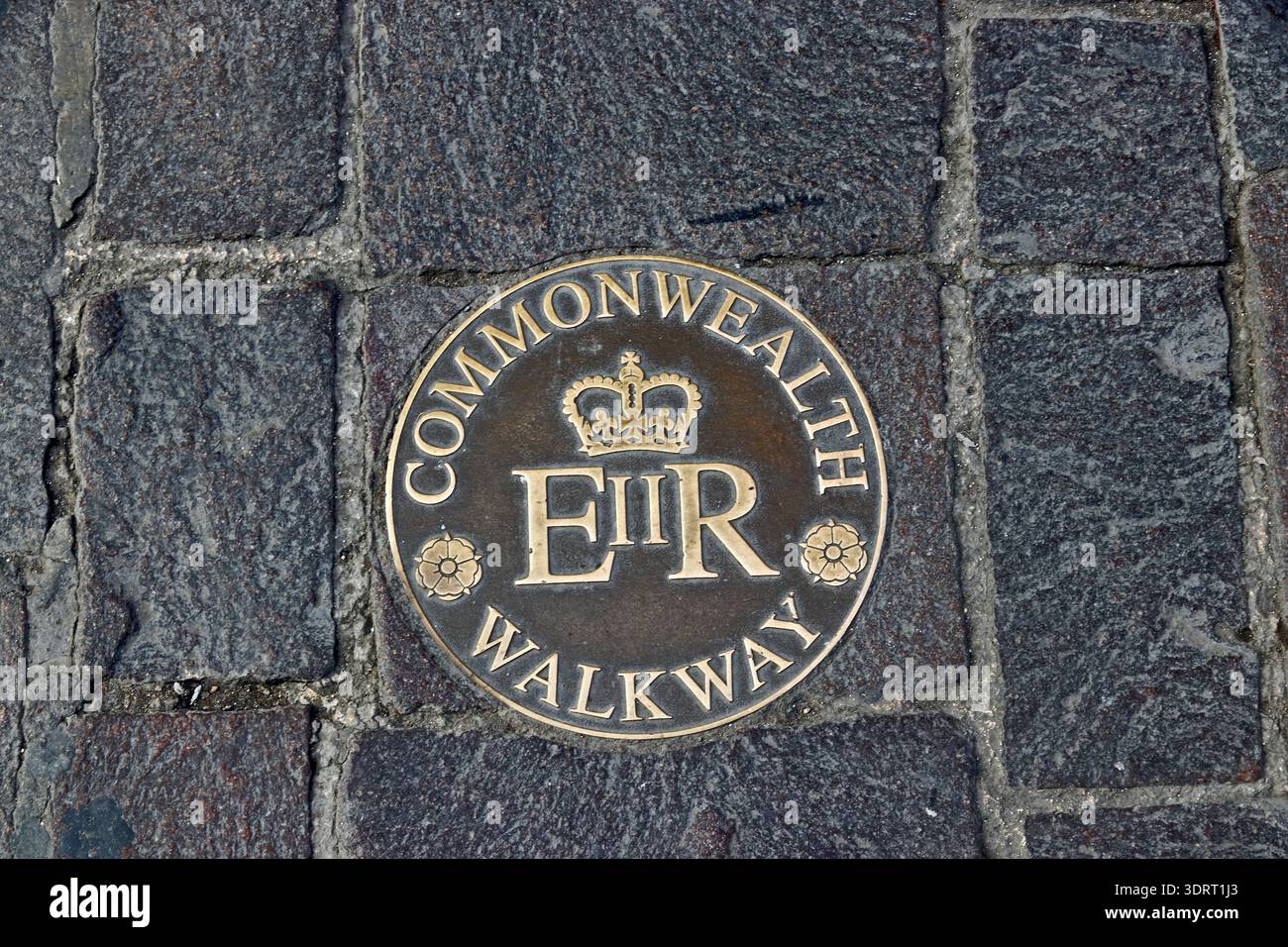 Placca a pavimento posta nel Commonwealth Walkway, la Valletta Foto Stock