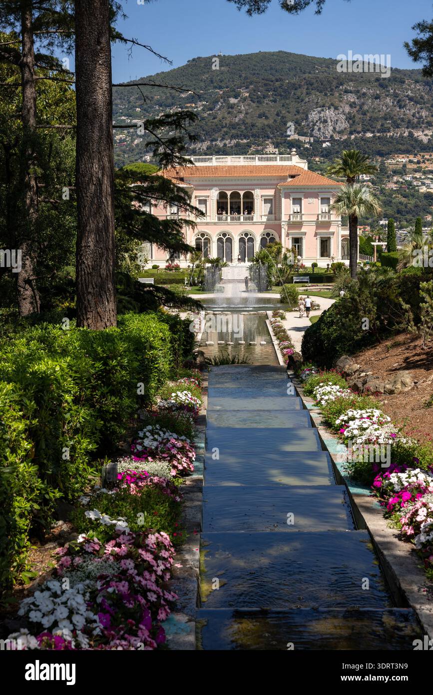 Saint-Jean-Cap-Ferrat, Francia - 18 giugno 2025: Il Giardino francese presso la famosa Villa Ephrussi de Rothschild, una villa francese sul mare situata a Saint-J. Foto Stock
