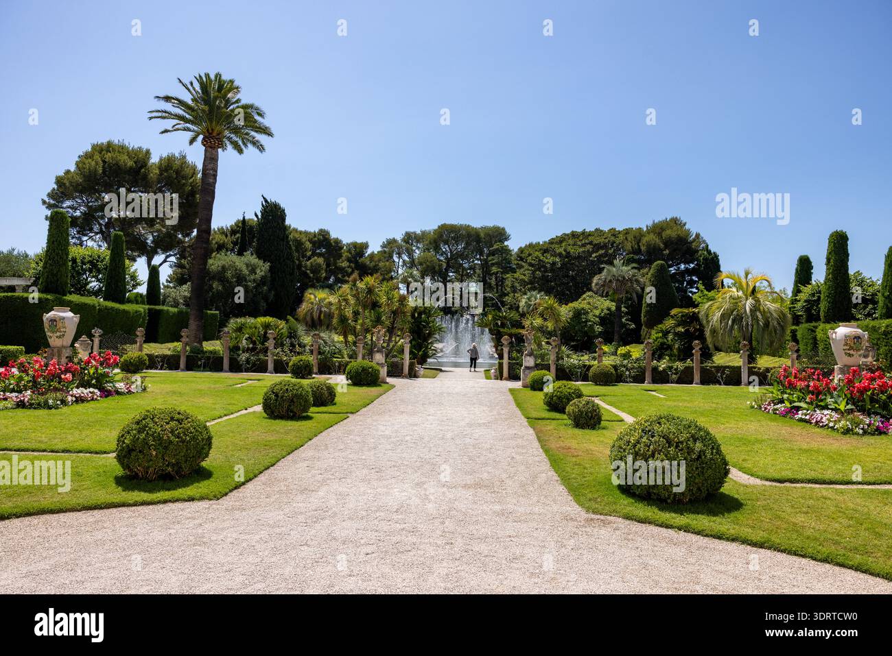 Saint-Jean-Cap-Ferrat, Francia - 18 giugno 2025: Il Giardino francese presso la famosa Villa Ephrussi de Rothschild, una villa francese sul mare situata a Saint-J. Foto Stock