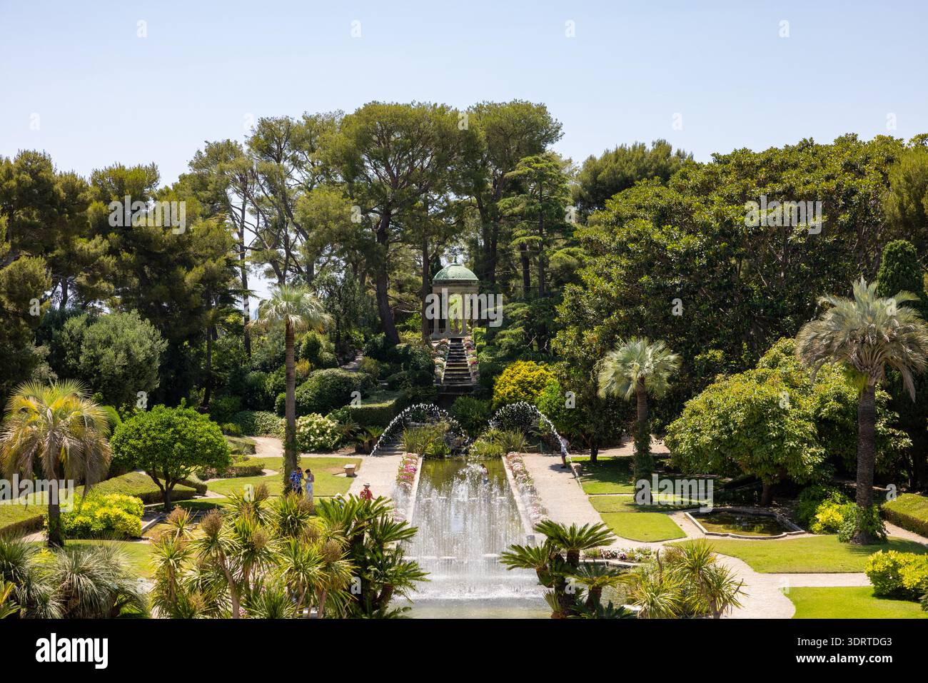 Saint-Jean-Cap-Ferrat, Francia - 18 giugno 2025: Il Giardino francese presso la famosa Villa Ephrussi de Rothschild, una villa francese sul mare situata a Saint-J. Foto Stock