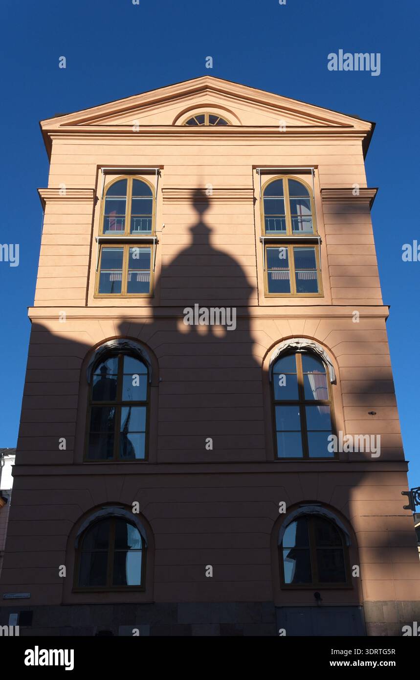 Ombra della cattedrale sull'antico edificio di Stoccolma, Svezia Foto Stock