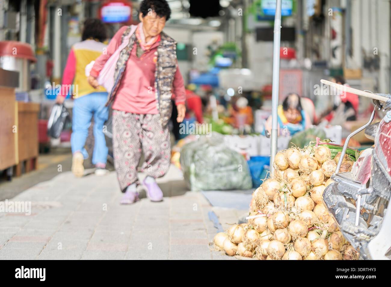 Mercato di 5 giorni di Yecheon a fine primavera, Corea del Sud. I venditori vendono cipolle fresche, verdure di stagione e torte di riso fatte a mano alla gente del posto. Foto Stock