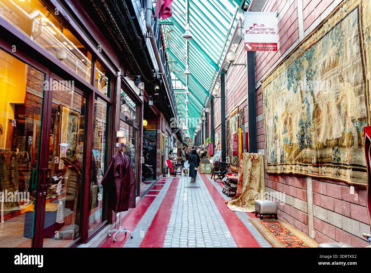 Interno del mercato vintage e di seconda mano Marché Dauphine nel cuore del mercato delle pulci di Saint Ouen, Parigi, Francia Foto Stock