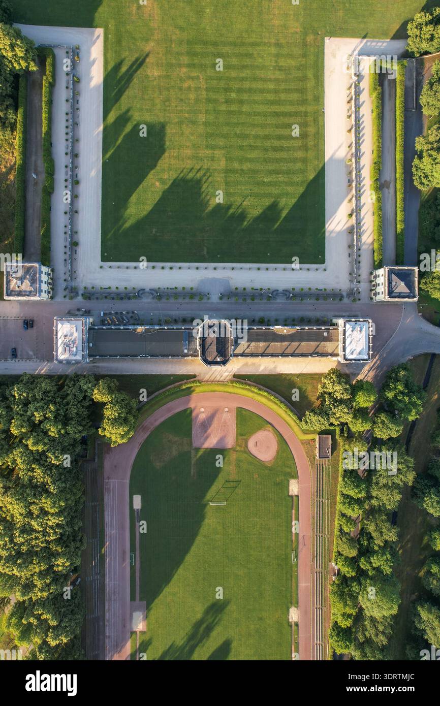 Vista aerea del parco simmetrico con prati verdi curati e percorsi geometrici che creano un paesaggio sereno, Orangerie, Staatspark Karlsaue, Kassel, Foto Stock