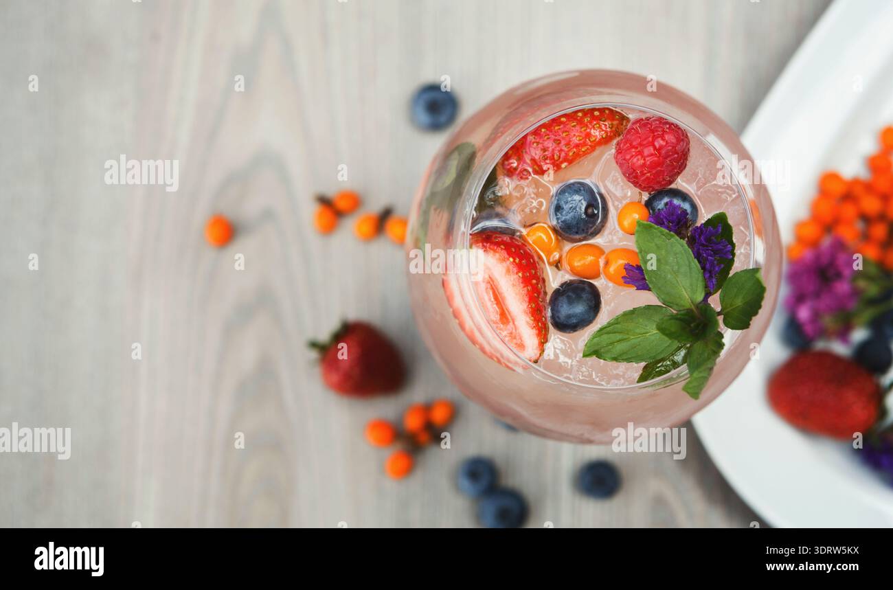 Raccolta di frutta e bevande servite in bicchiere con vassoio di altri frutti Foto Stock