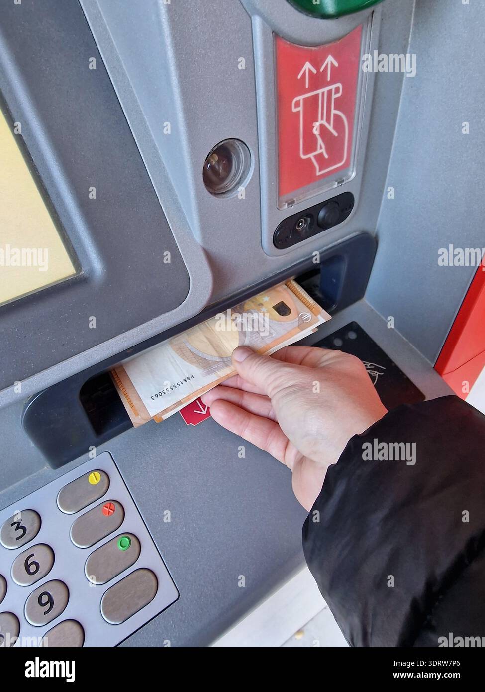 Contatta per ricevere contanti da un bancomat automatico o da un bancomat automatico. Foto Stock