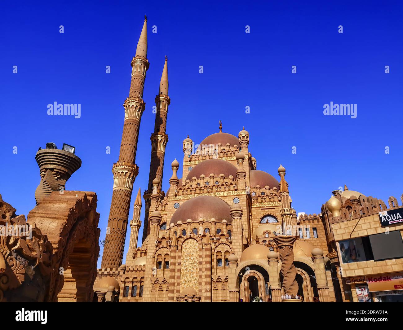 Sharm El Sheikh, Egitto - 17 gennaio 2020: Moschea al Sahaba a a Sharm El Sheikh primo piano. Splendida facciata decorativa di una moschea moderna sul mar vecchio Foto Stock