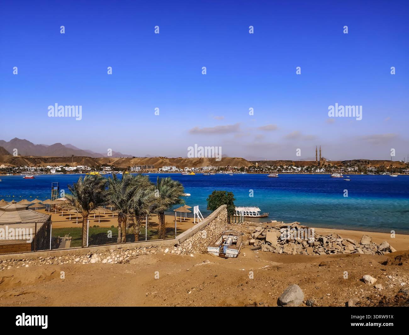 Vista della baia di Sharm El Maya e della spiaggia dalla collina sabbiosa di Sharm El Sheikh (Egitto). Esotico paesaggio marino topico con Mar Rosso turchese-azzurro Foto Stock