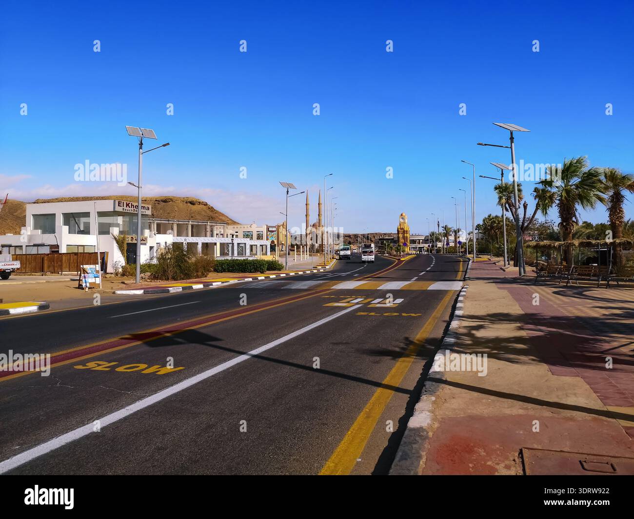 Sharm El Sheikh, Egitto - 17 gennaio 2020: Mohamed El Yamany Street a Sharm El Sheikh. Una strada asfaltata tra paesaggi tropicali in una località turistica in alto Foto Stock