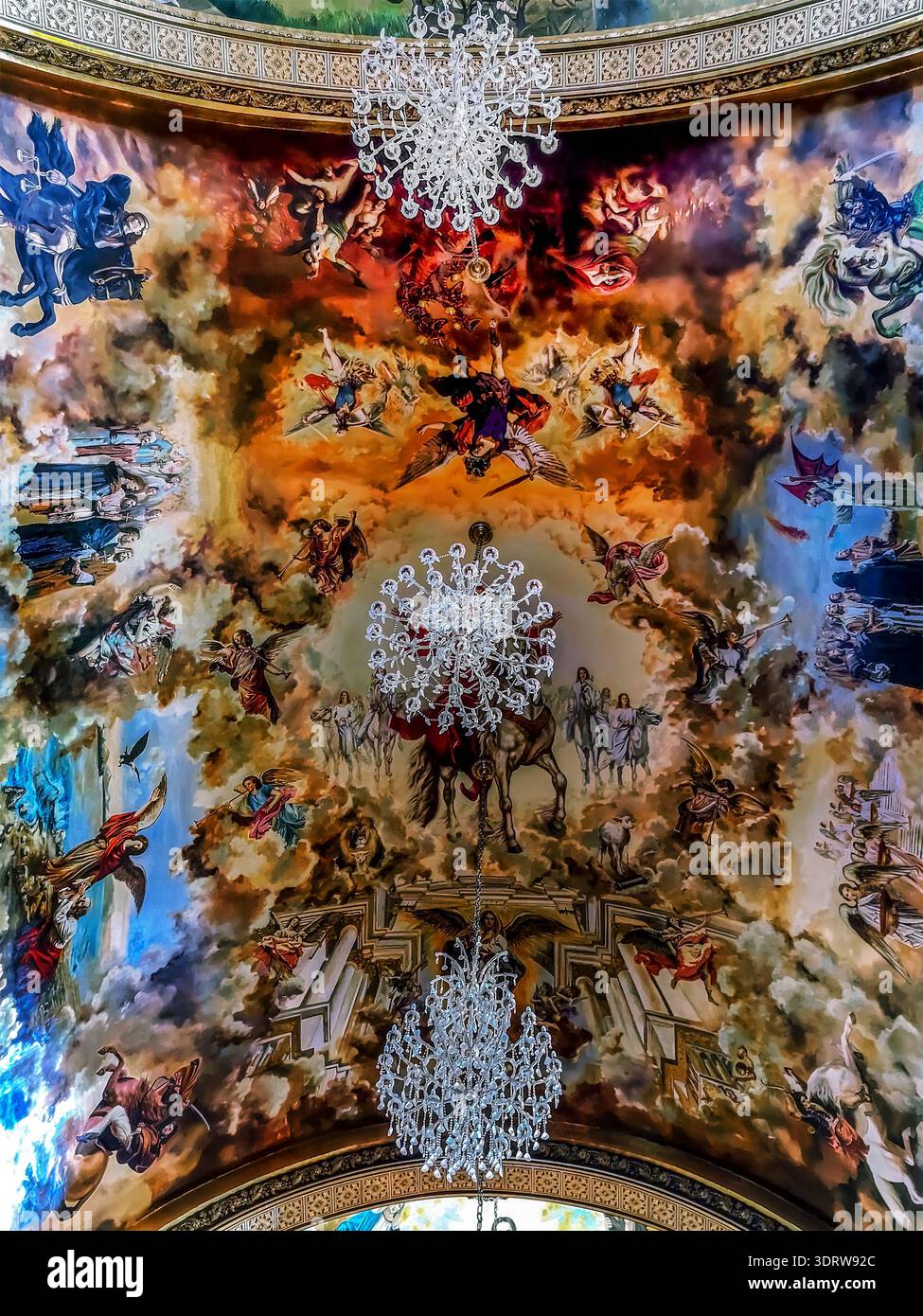 Egitto, Sharm El Sheikh - 18 gennaio 2020: Leggenda biblica dipinta sul soffitto e tre lampadari nella Chiesa copta ortodossa di Sharm El Sheikh. - Immagine stock catturata con smartphone