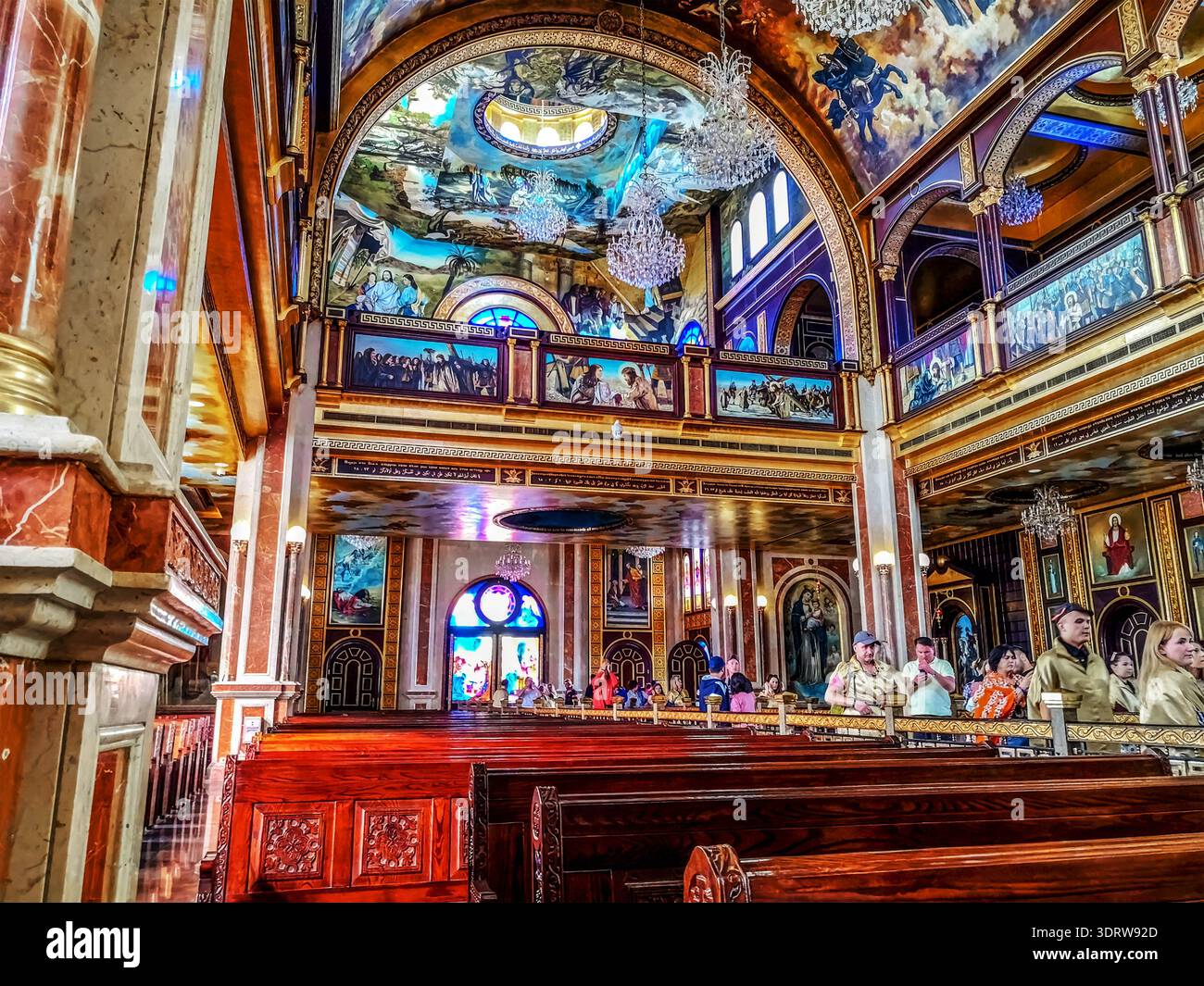 Egitto, Sharm El Sheikh - 18 gennaio 2020: Turisti nella navata della Chiesa copta ortodossa di El Sama-eyeen a Sharm El Sheikh. Colorato christian TEM Foto Stock