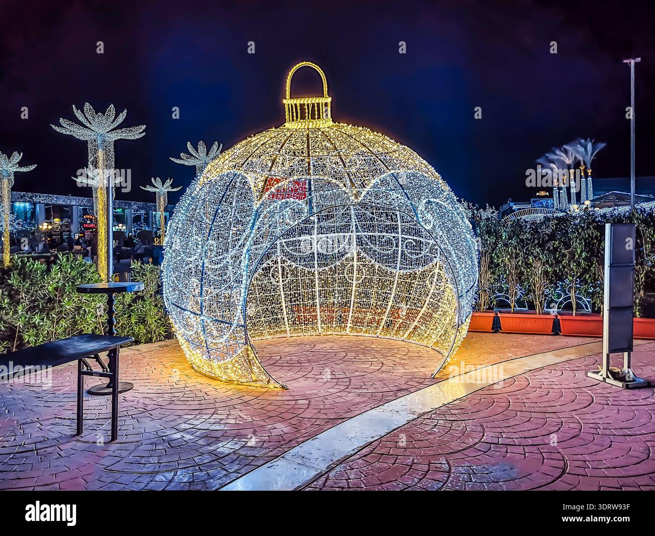 Sharm El Sheikh, Egitto - 18 gennaio 2020: Gazebo luminoso a forma di ballo di Natale in piazza Soho a Sharm El Sheikh di notte, Egitto. Illumin Foto Stock