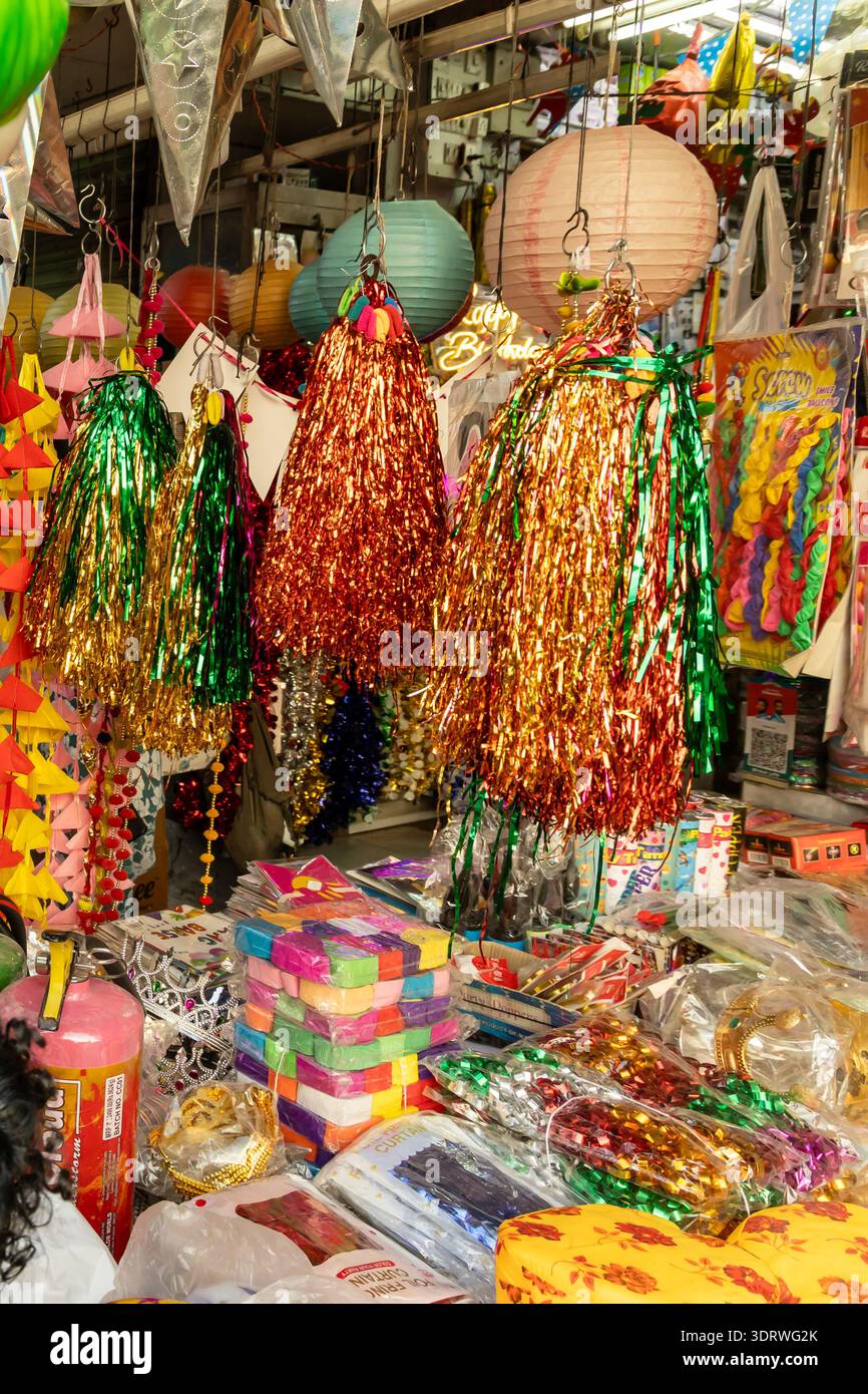 espositore di accessori per il carnevale con maschere spettrali e parrucche multicolori ricci Foto Stock