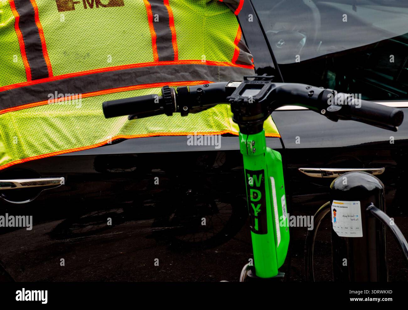 Le impugnature di uno scooter elettrico di tipo Ride Share Foto Stock