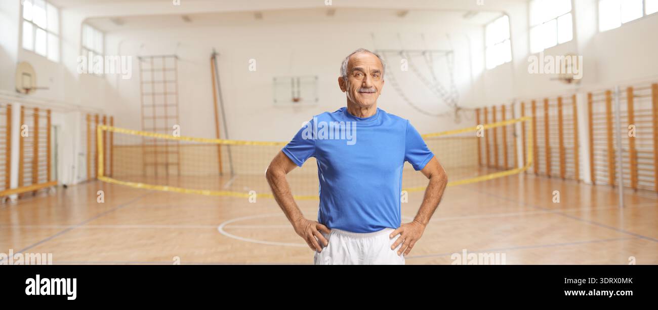 Insegnante di educazione fisica maturo in una palestra scolastica Foto Stock