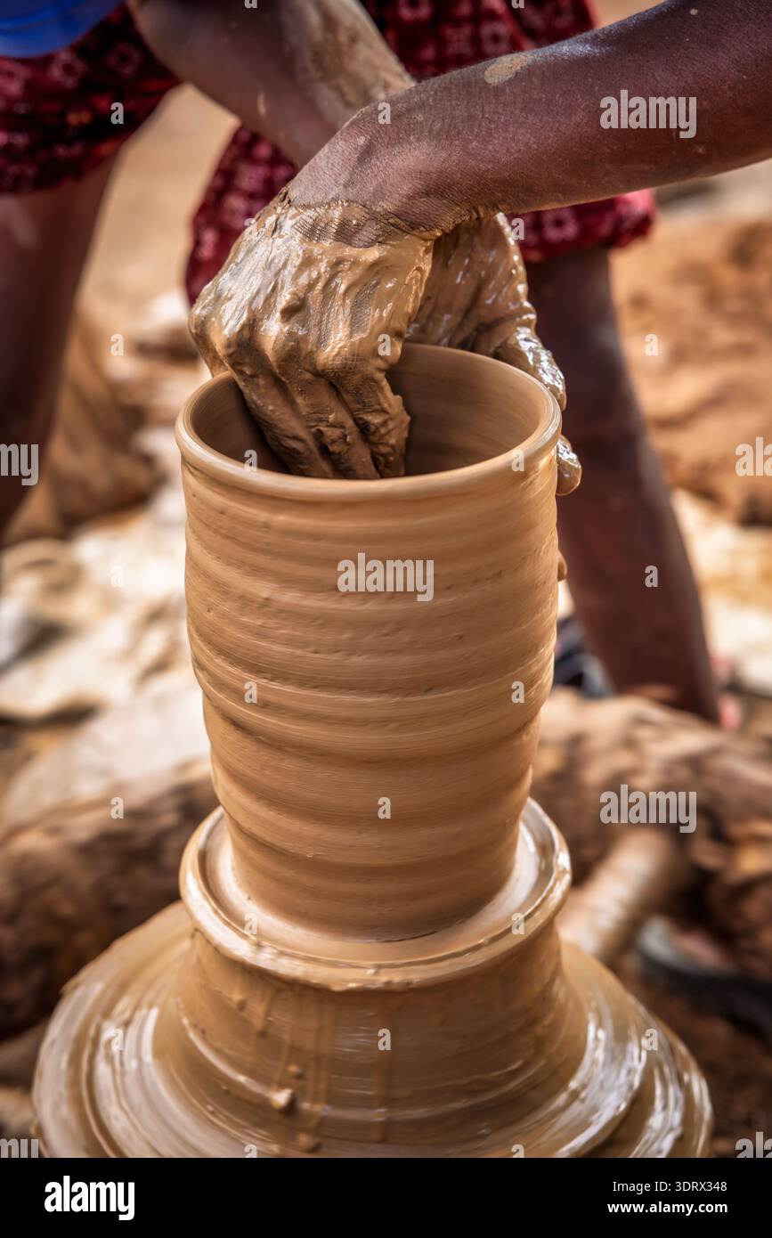Primo piano di lavori manuali in argilla e ceramica, Orissa, India, Asia Foto Stock