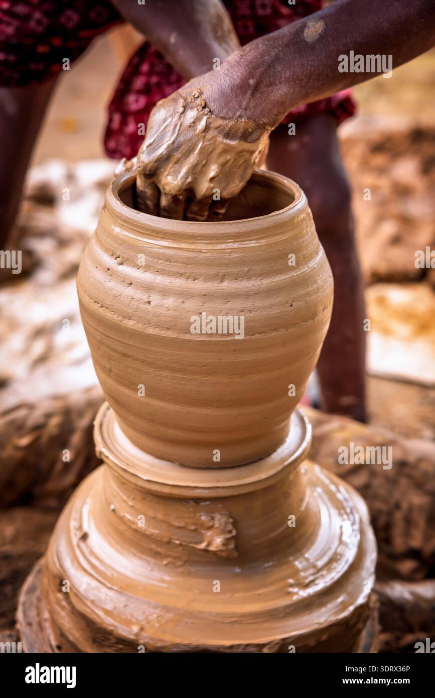 Primo piano di lavori manuali in argilla e ceramica, Orissa, India, Asia Foto Stock