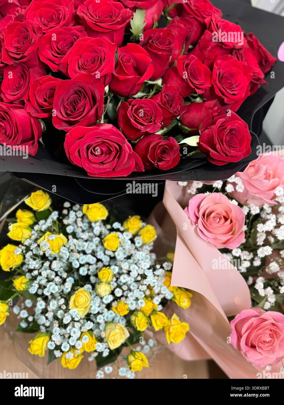 Bouquet di fiori di lusso: Rose rosse, rose gialle con Gypsophila, Rose rosa - Immagine stock catturata con smartphone