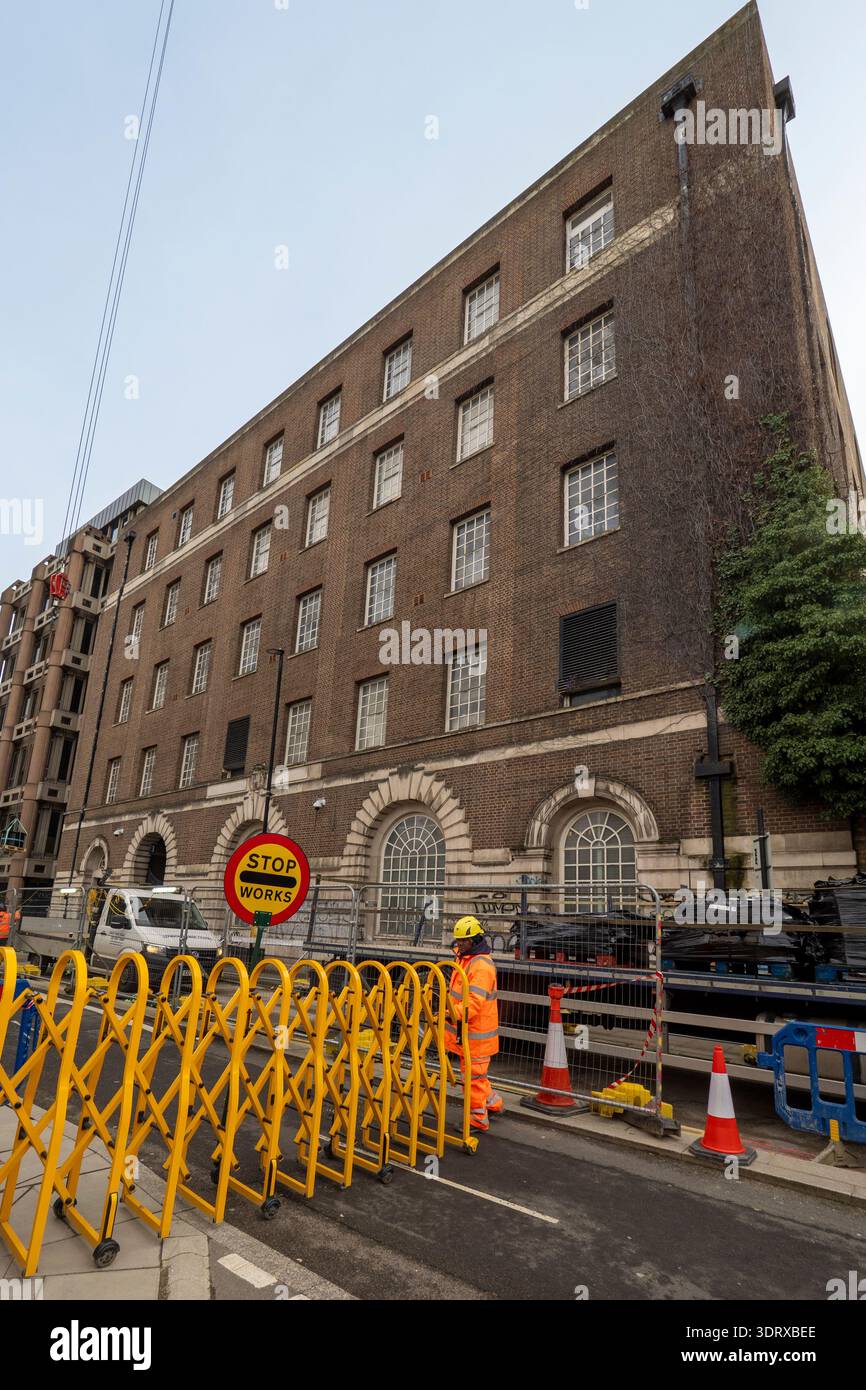 BT Wapping Telephone Exchange, vicino alla nuova ambasciata cinese presso la Royal Mint Court, che solleva preoccupazioni circa lo spionaggio e la disupusione delle telecomunicazioni Foto Stock