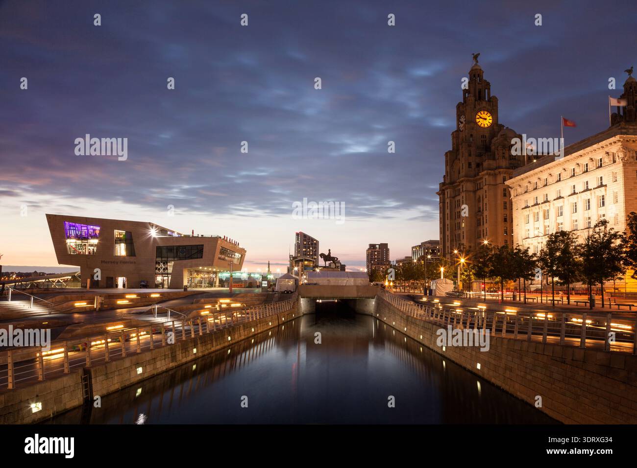 Liverpool Pier Head al tramonto Foto Stock