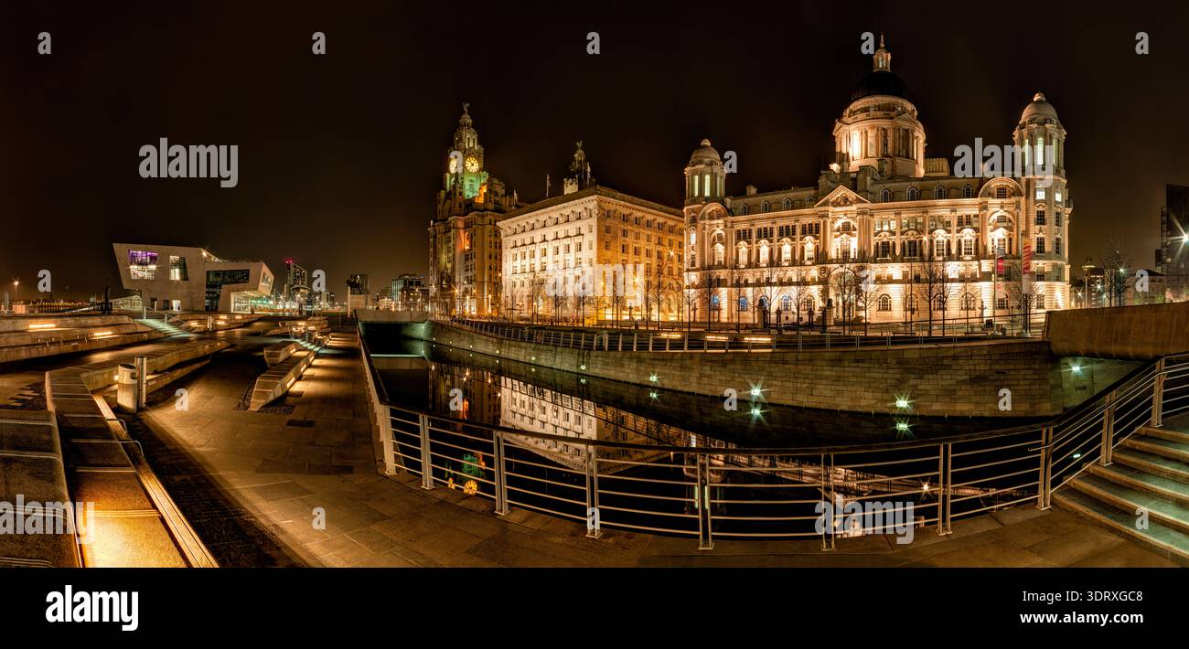 Lungomare di Liverpool di notte Foto Stock