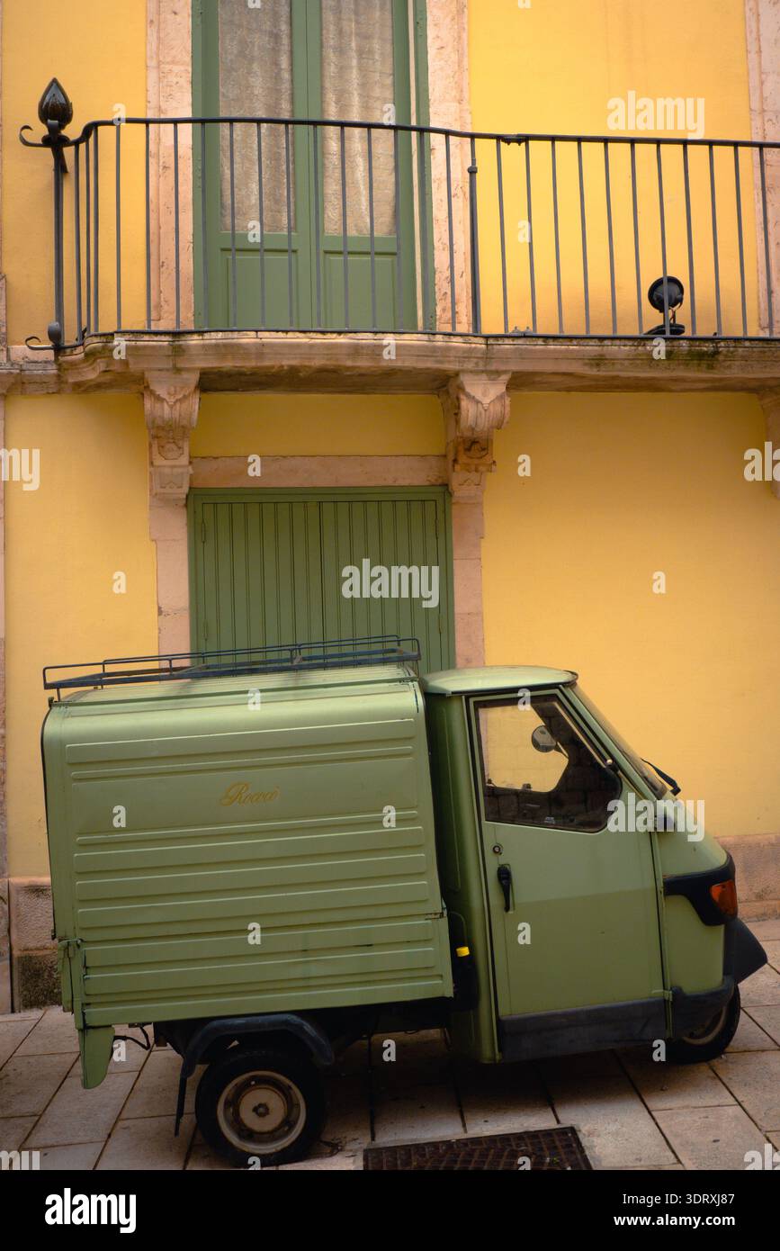 Mezzi di trasporto e di consegna sotto la casa. Foto Stock