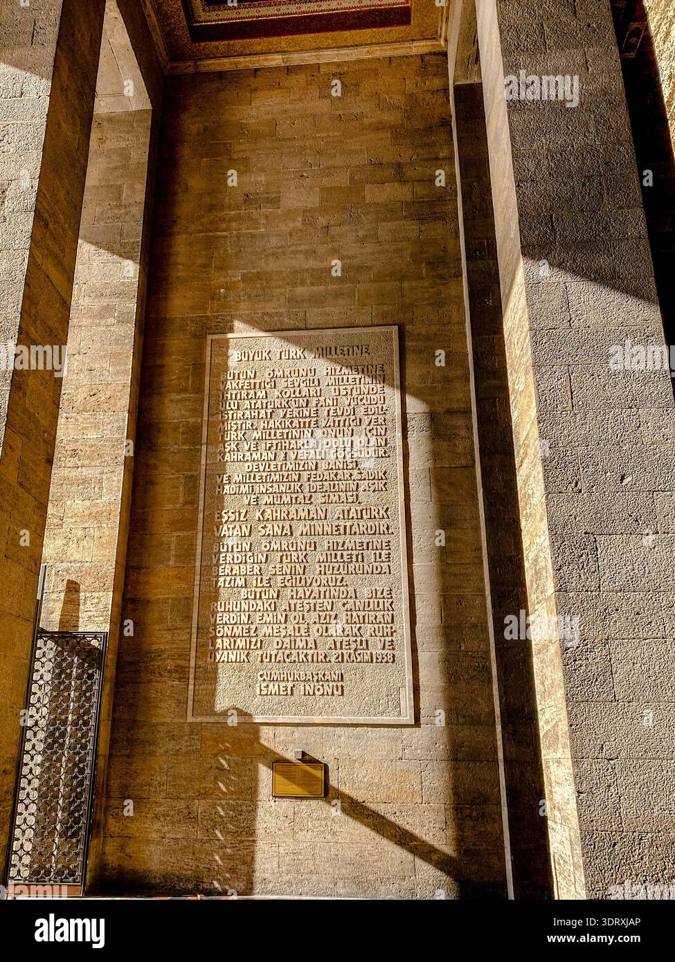 Ankara, Turchia - Atatürk novembre 2022: Iscrizione dedicata a Mustafa Kemal Anıtkabir all'interno di, il mausoleo del fondatore della Repubblica di tu Foto Stock