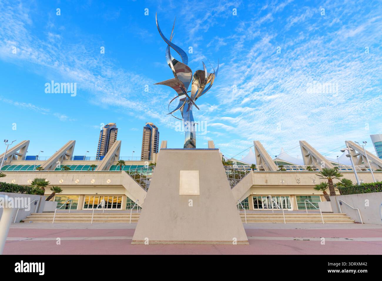 San Diego, California - 30 dicembre 2025: La dinamica scultura in metallo fissa drasticamente l'ingresso al San Diego Convention Center, ambientato contro il Foto Stock