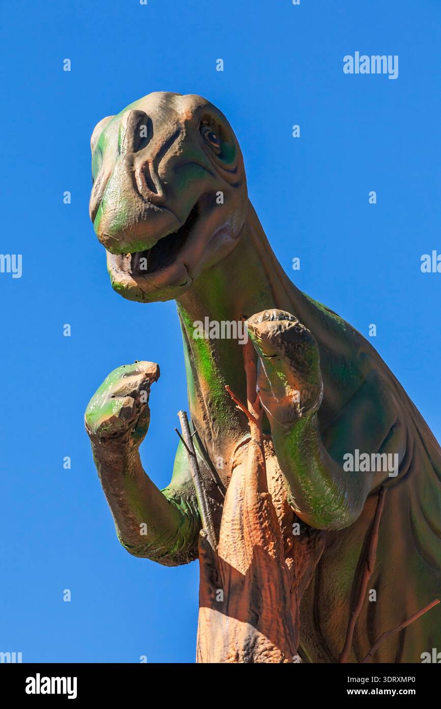 Verde dipinto a grandezza naturale simile replica di un dinosauro estinto. Foto Stock