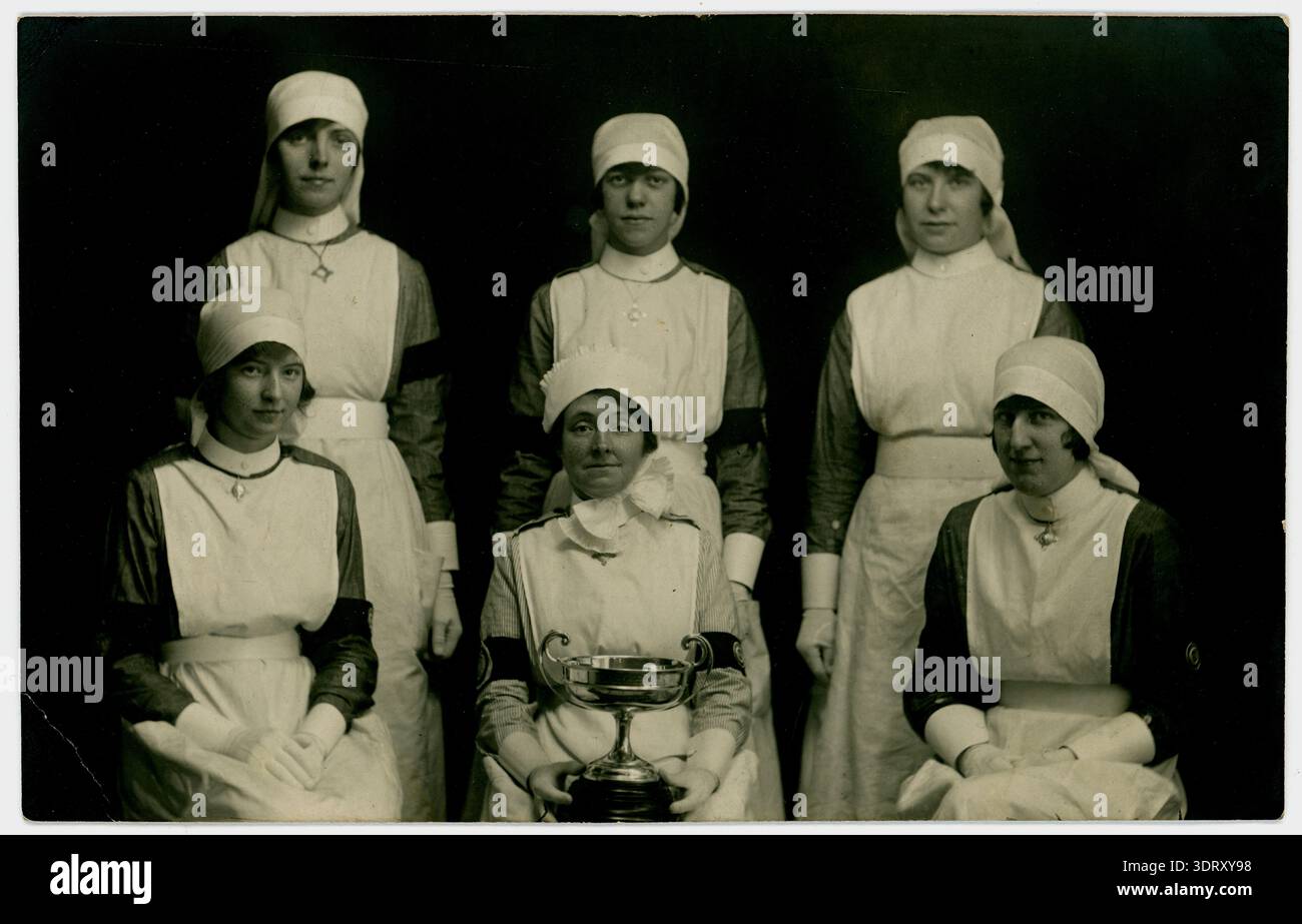 Ritratto fotografico d'epoca di infermiere anni '1920 in uniforme con trofeo, Stockport, Inghilterra, Regno Unito. assistenza sanitaria del 1920. datato 1925 Foto Stock