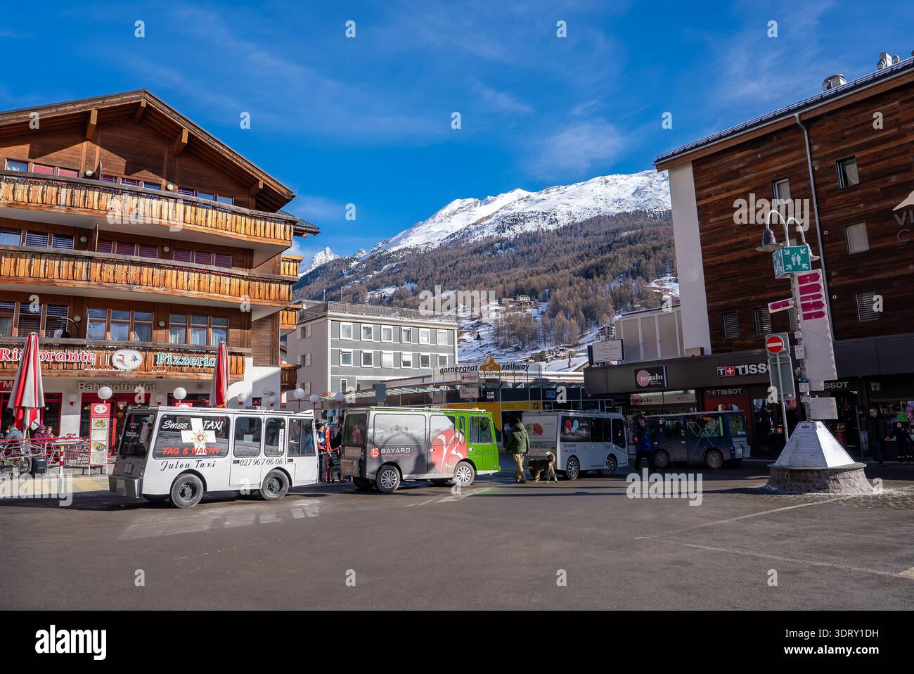 Via Zermatt con taxi elettrici, indicazioni per Gornergrat, negozio Tissot Foto Stock