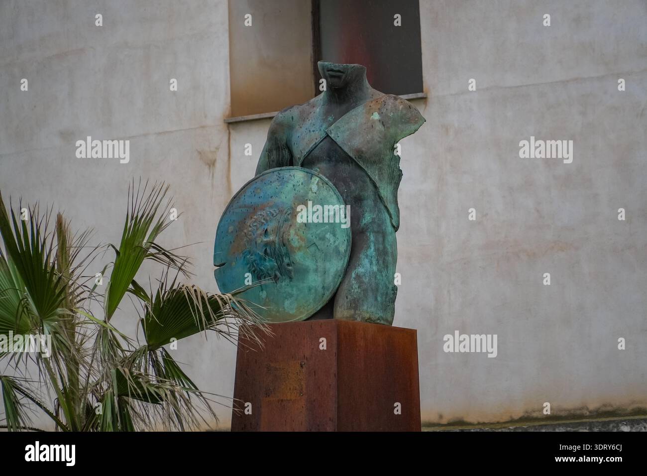 Eroe Elimo (eroe Elimiano) scultura in bronzo di Igor Mitoraj. Opere d'arte patinate che fanno riferimento a forme classiche, situate a Palermo, Sicilia. Foto Stock