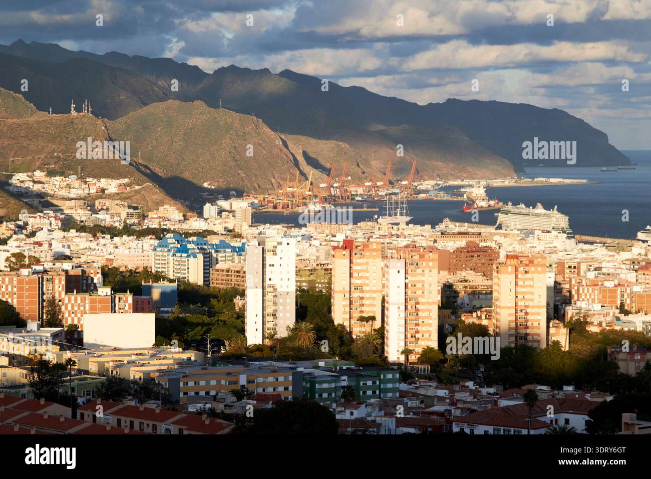 vista serale della città di santa cruz de tenerife verso le montagne delle isole canarie in spagna Foto Stock