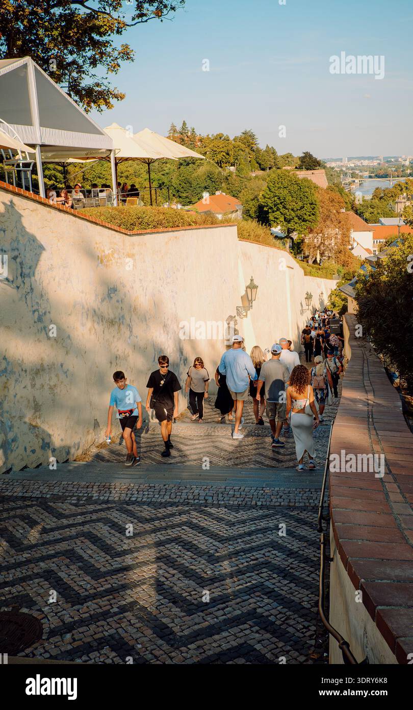 Le persone che si godono le viste panoramiche della città sono felici di condividere con i visitatori e i residenti un ambiente urbano all'aperto Foto Stock