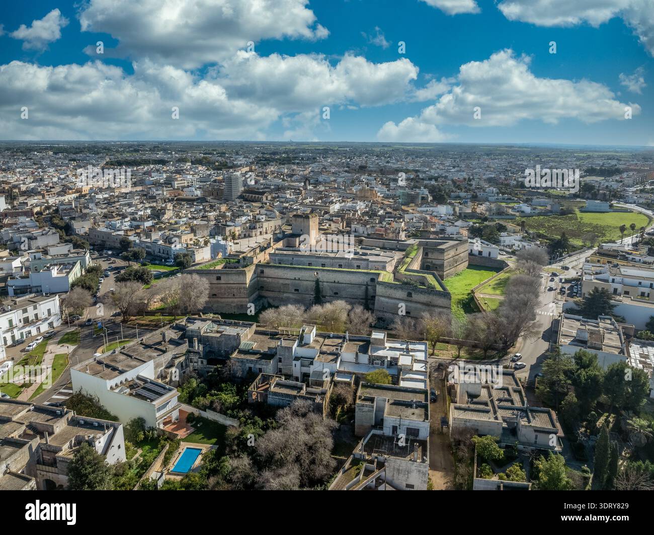 Vista aerea del castello di Copertino, l'imponente fortezza rinascimentale presenta un'impressionante pianta quadrangolare ancorata da quattro bastioni a forma di punta e imp Foto Stock