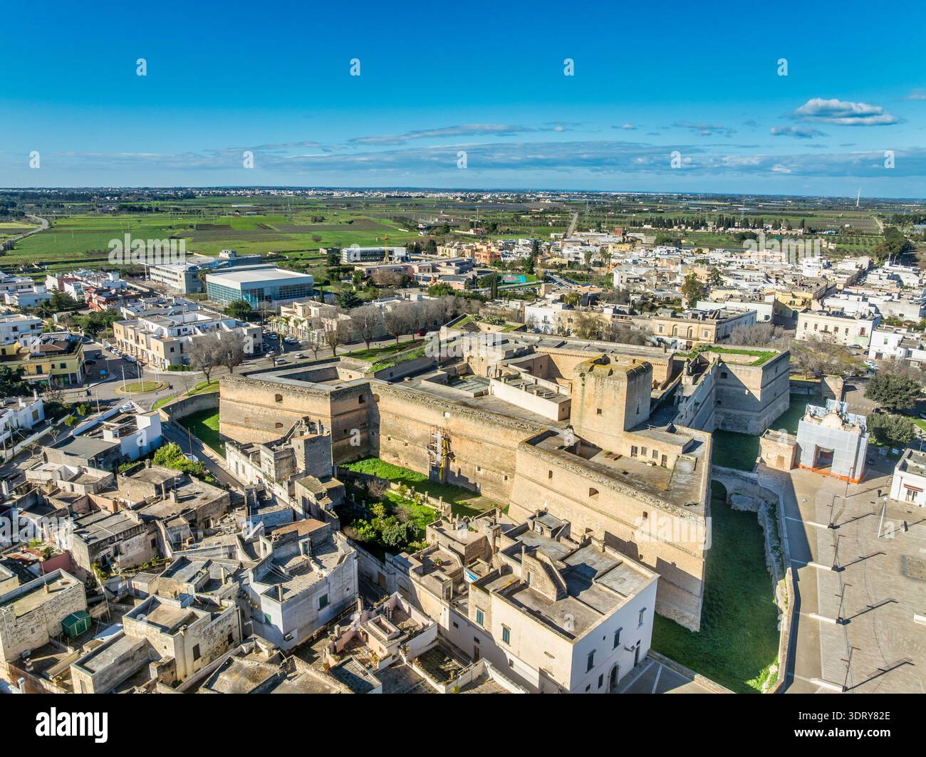 Vista aerea del castello di Copertino, l'imponente fortezza rinascimentale presenta un'impressionante pianta quadrangolare ancorata da quattro bastioni a forma di punta e imp Foto Stock