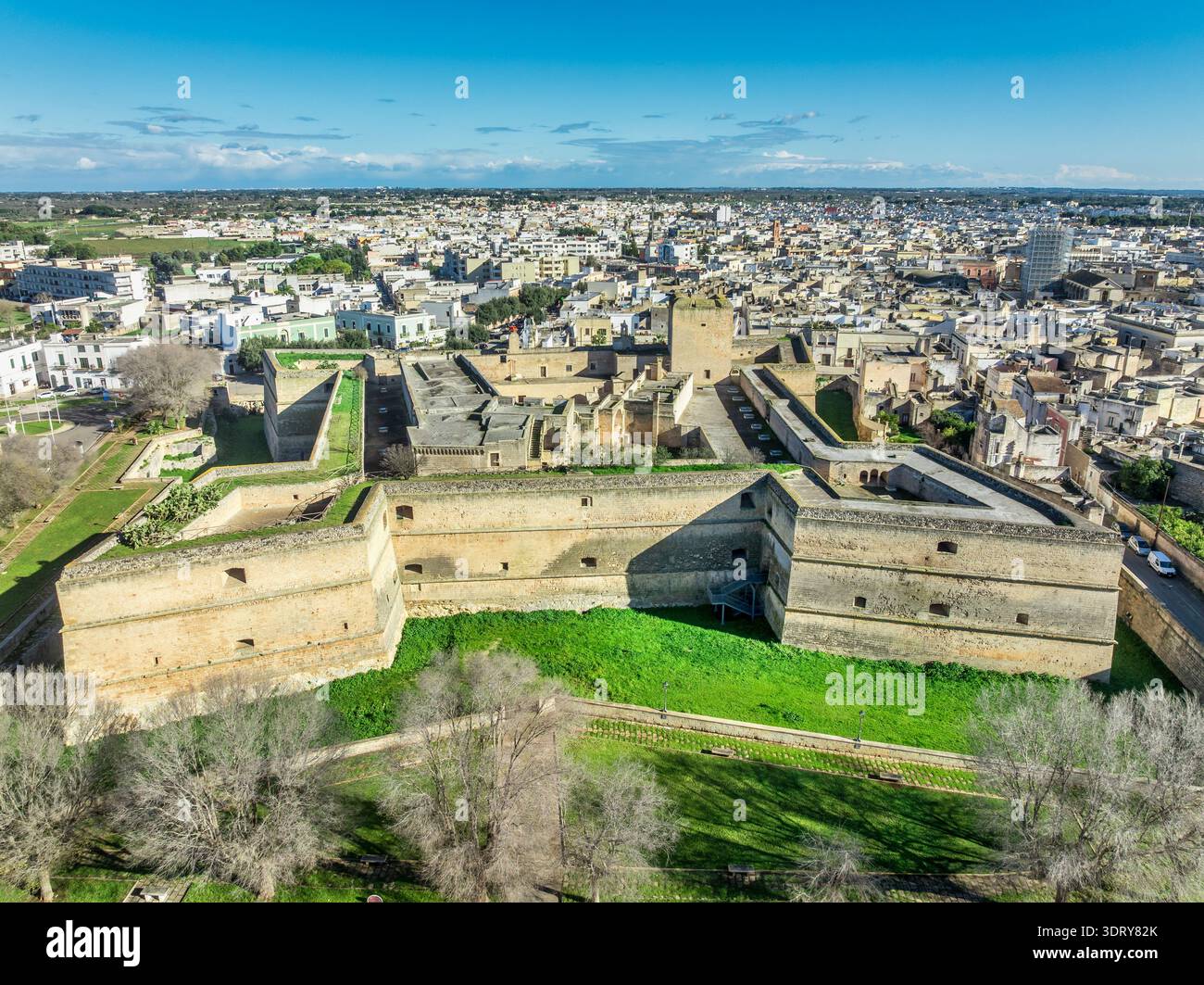 Vista aerea del castello di Copertino, l'imponente fortezza rinascimentale presenta un'impressionante pianta quadrangolare ancorata da quattro bastioni a forma di punta e imp Foto Stock