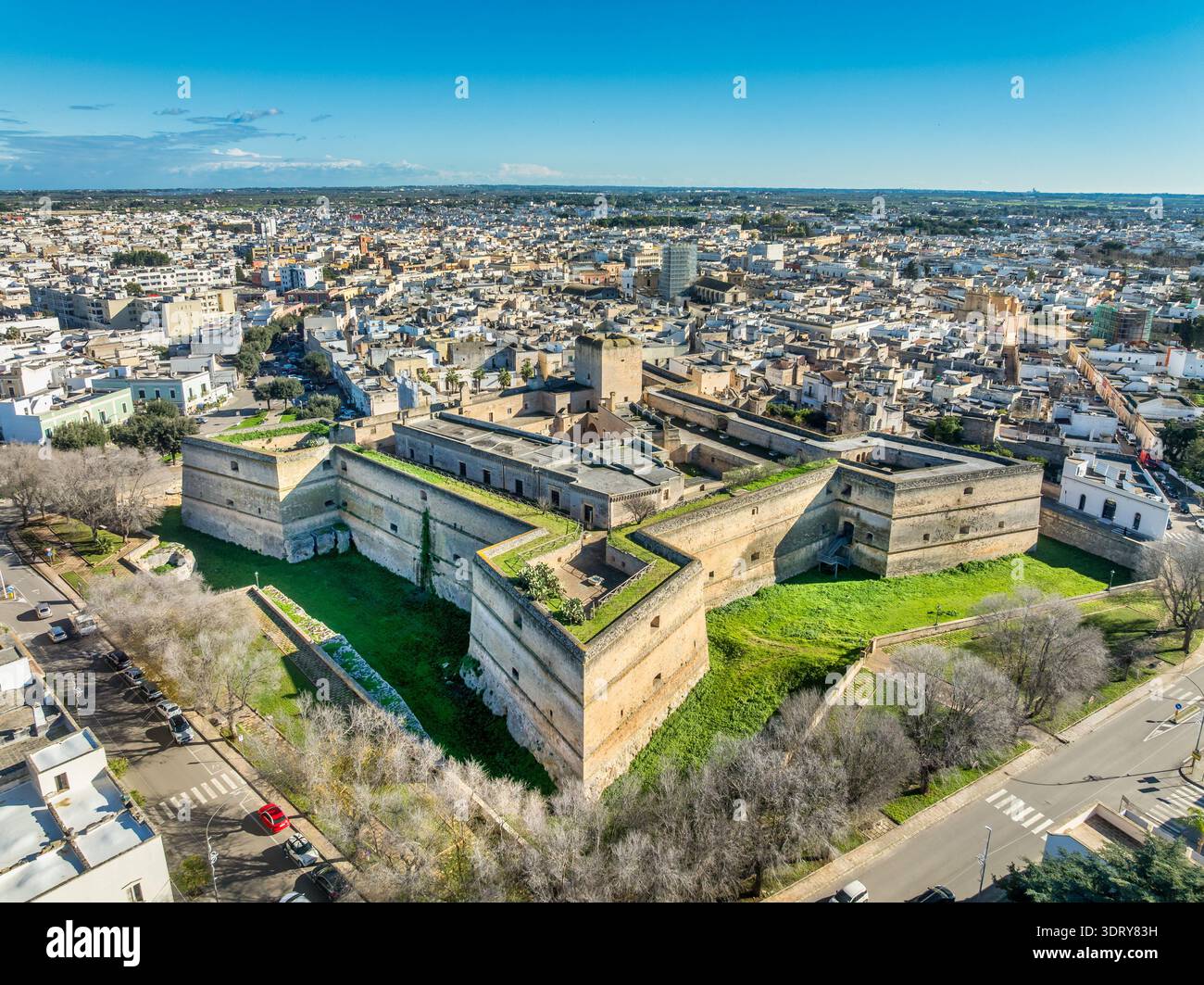 Vista aerea del castello di Copertino, l'imponente fortezza rinascimentale presenta un'impressionante pianta quadrangolare ancorata da quattro bastioni a forma di punta e imp Foto Stock