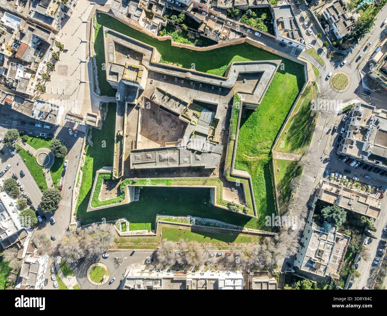 Vista aerea del castello di Copertino, l'imponente fortezza rinascimentale presenta un'impressionante pianta quadrangolare ancorata da quattro bastioni a forma di punta e imp Foto Stock