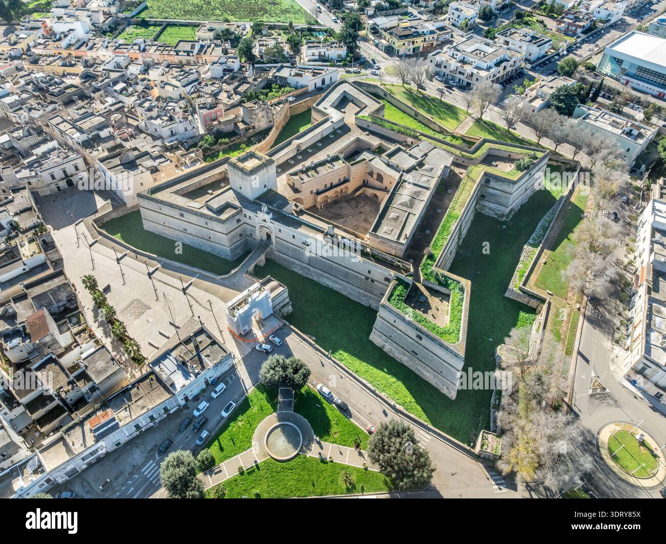 Vista aerea del castello di Copertino, l'imponente fortezza rinascimentale presenta un'impressionante pianta quadrangolare ancorata da quattro bastioni a forma di punta e imp Foto Stock