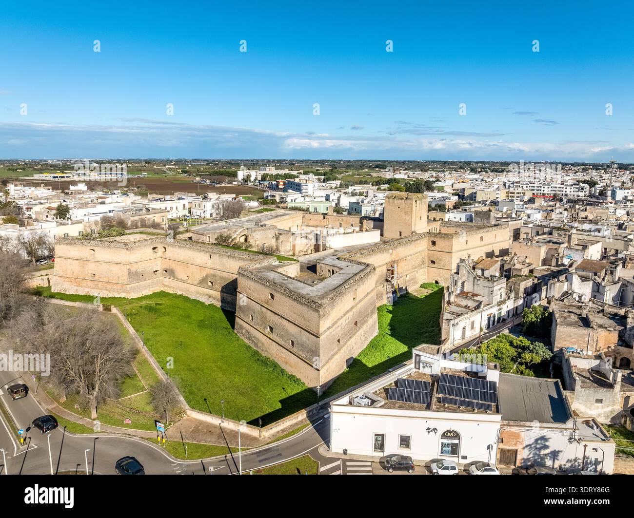 Vista aerea del castello di Copertino, l'imponente fortezza rinascimentale presenta un'impressionante pianta quadrangolare ancorata da quattro bastioni a forma di punta e imp Foto Stock