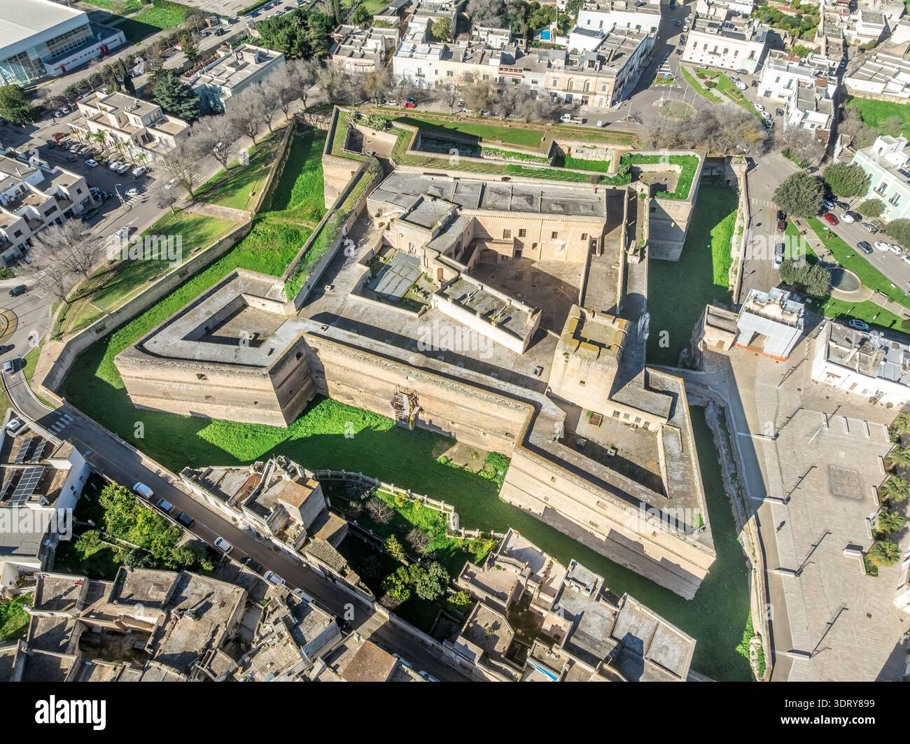 Vista aerea del castello di Copertino, l'imponente fortezza rinascimentale presenta un'impressionante pianta quadrangolare ancorata da quattro bastioni a forma di punta e imp Foto Stock