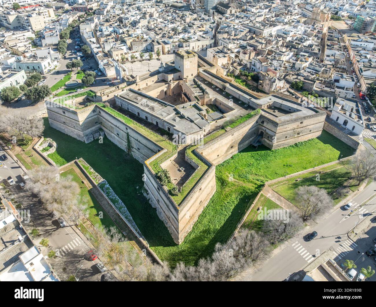 Vista aerea del castello di Copertino, l'imponente fortezza rinascimentale presenta un'impressionante pianta quadrangolare ancorata da quattro bastioni a forma di punta e imp Foto Stock
