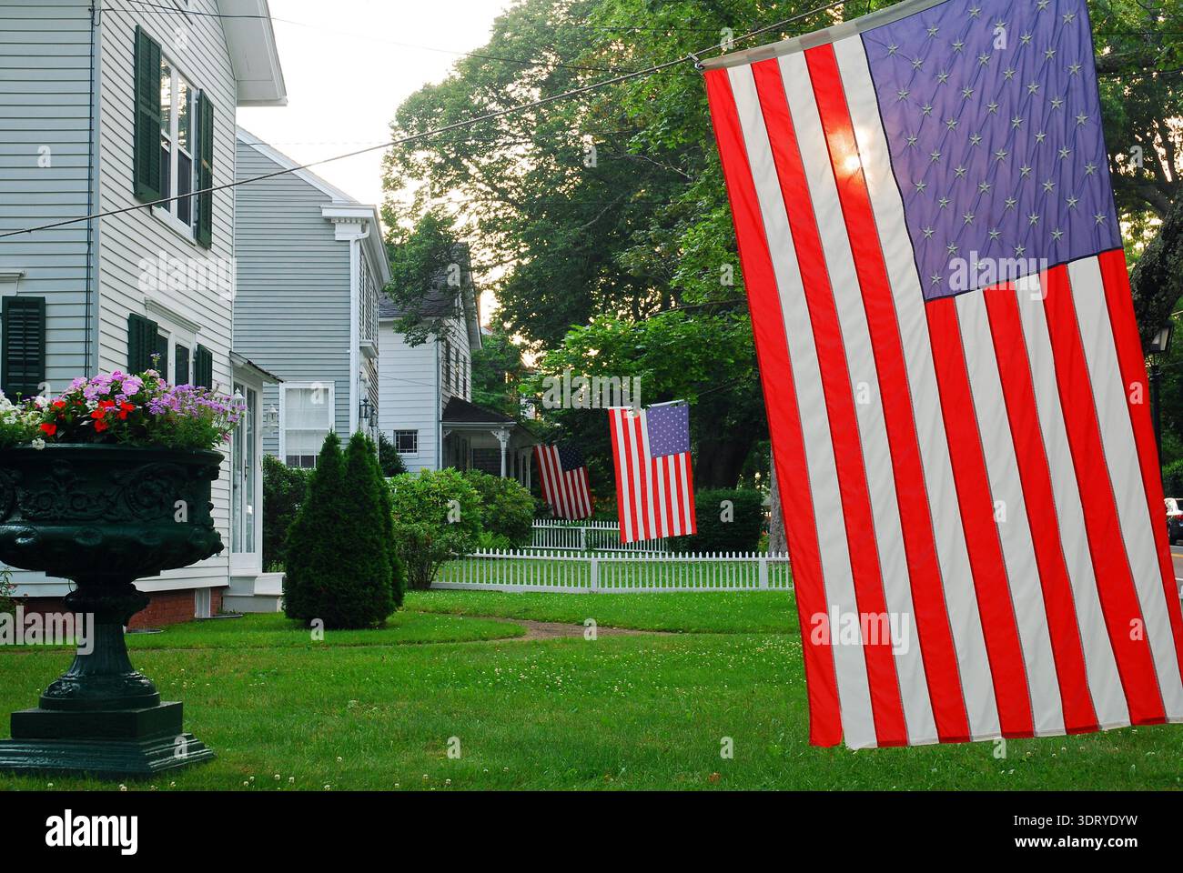 Le bandiere americane sventolano in brezza su diversi prati patriottici in un pomeriggio estivo a Sag Harbor, New York, a Long Island Foto Stock