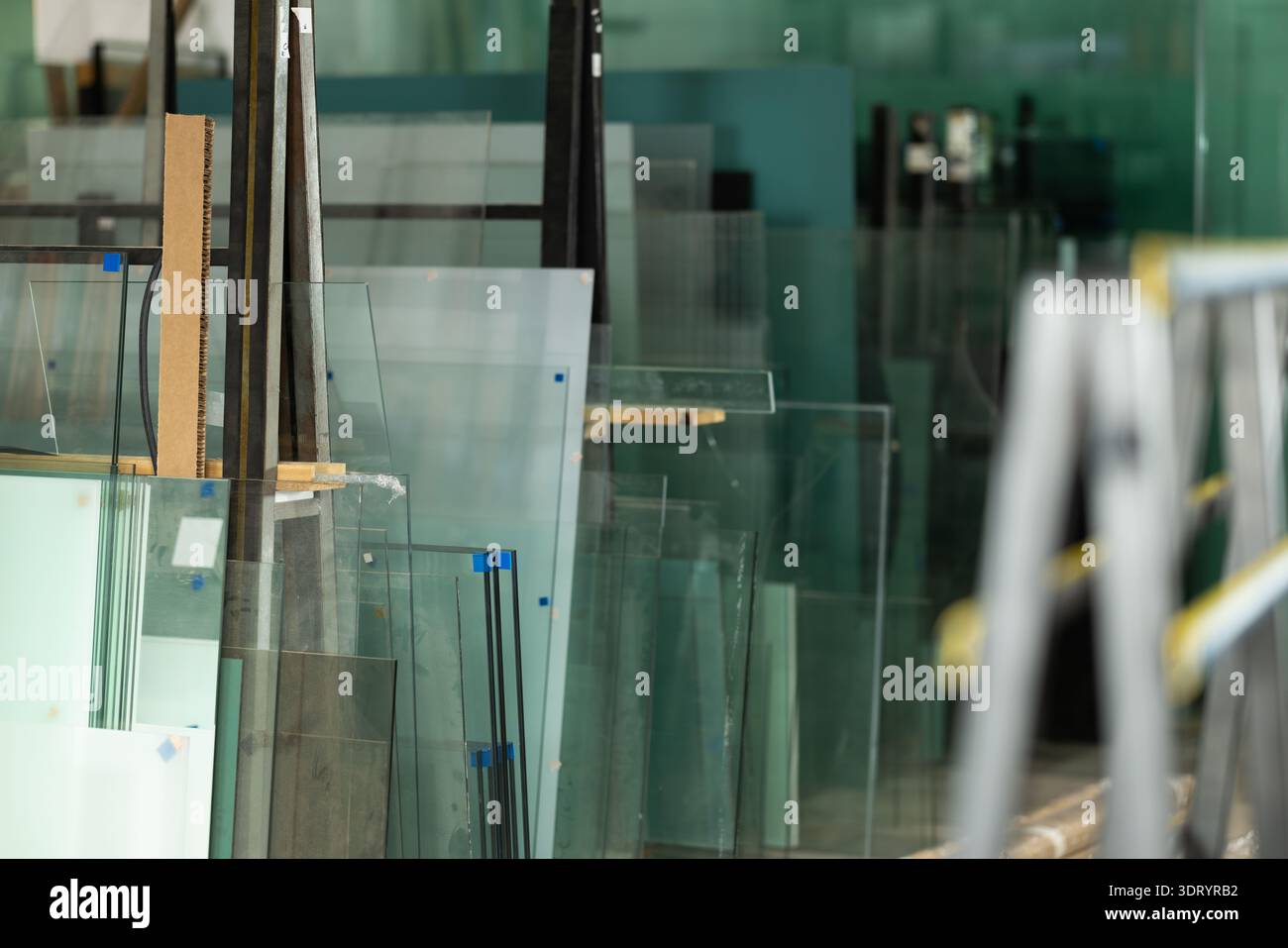 Lastre di vetro nel magazzino della fabbrica di vetro Foto Stock