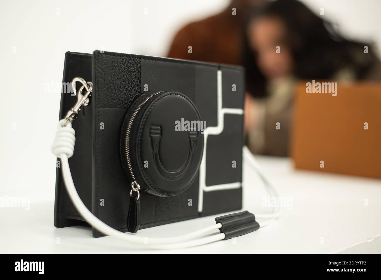 Londra, Regno Unito. 19 febbraio 2026. Londra, Nosakhari presenta la collezione di borse Modern Circuit, una reinterpretazione del classico Butler in collaborazione con Tega Akinola Credit: Independent Photo Agency/Alamy Live News Foto Stock