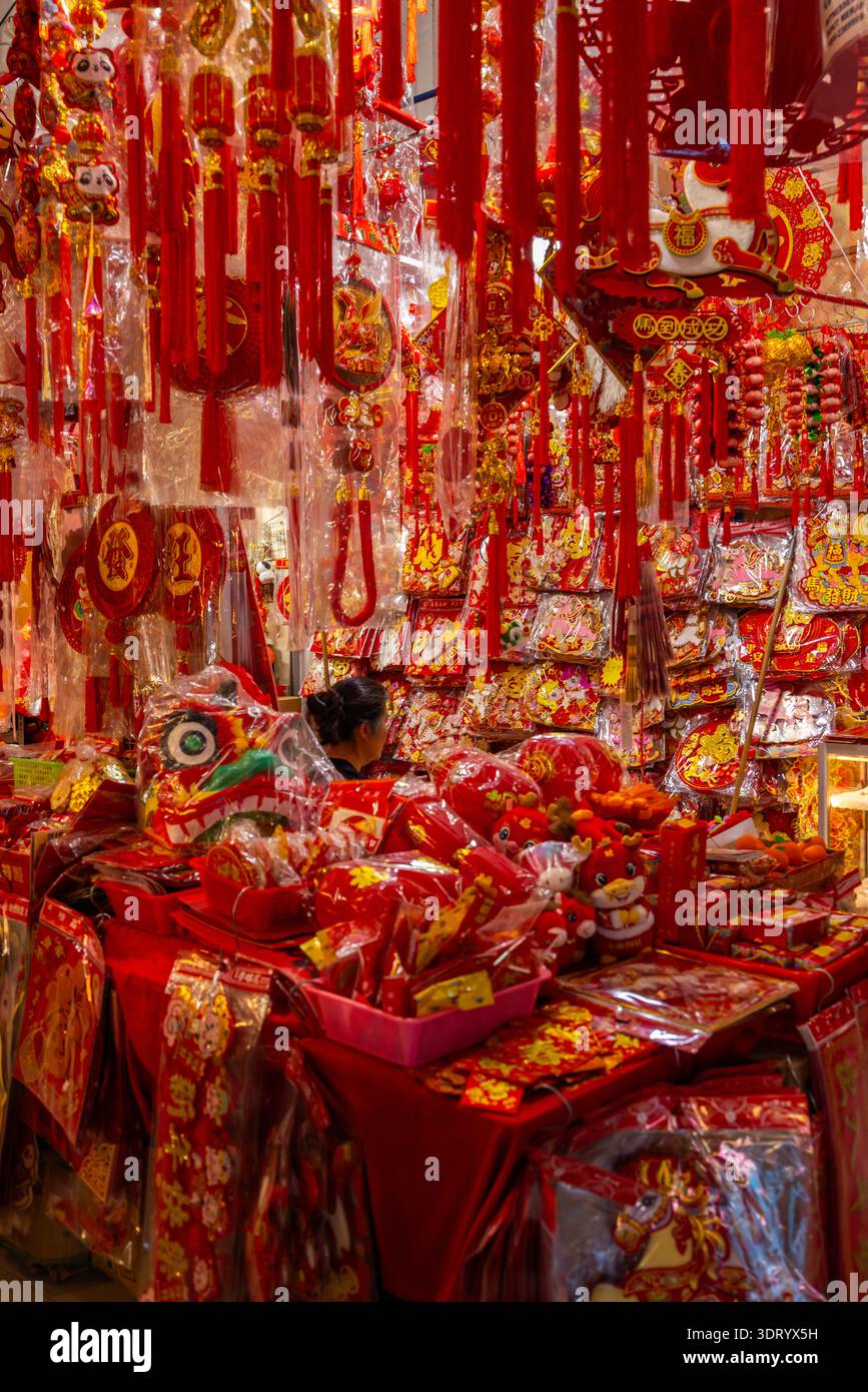 Negozio di articoli per il Capodanno cinese a Chinatown, Singapore. Gli articoli includono pacchetti rossi, hong kong, decorazioni murali, dui lian e striscioni Foto Stock